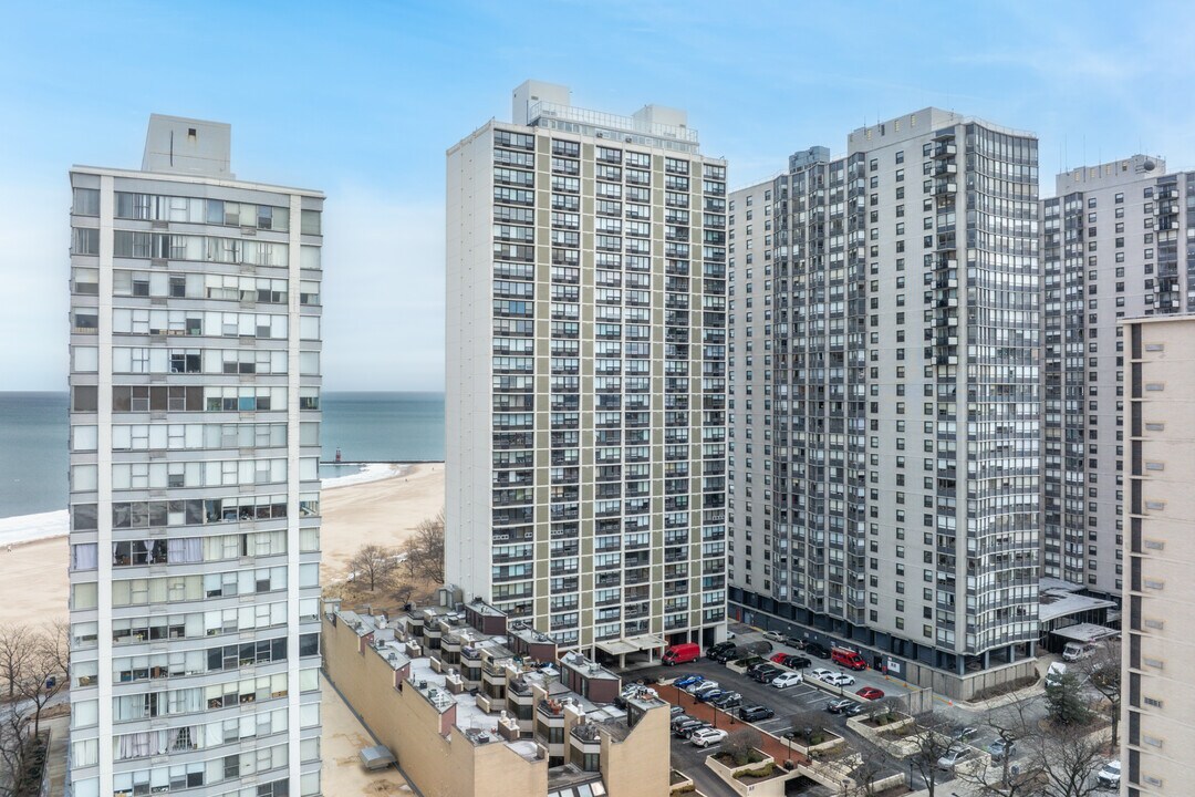 Horizion House in Chicago, IL - Building Photo