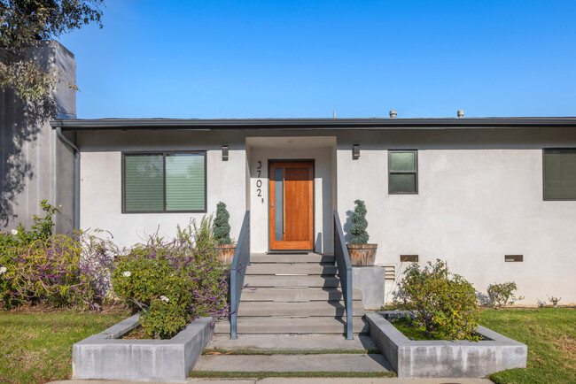 3702 Willowcrest Ave in Studio City, CA - Building Photo - Building Photo