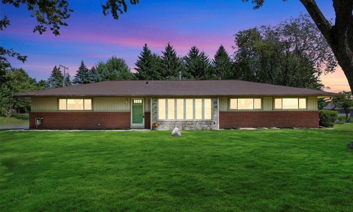 24826 Joseph Dr in Novi, MI - Building Photo