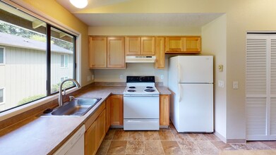 6972-6978 SW Montauk Cir in Lake Oswego, OR - Building Photo - Building Photo
