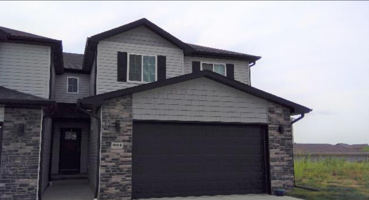 1676 NW 50th St in Lincoln, NE - Building Photo