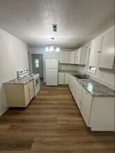 16625 S Broadway St in Moores Hill, IN - Foto de edificio - Building Photo