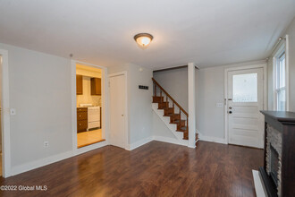 146 Bay St, Unit 4 in Glens Falls, NY - Building Photo - Building Photo