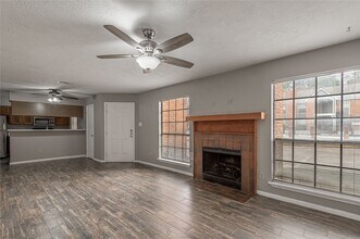 2402 Sycamore Ave in Huntsville, TX - Foto de edificio - Building Photo