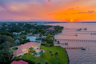 901 SE Riverside Dr in Stuart, FL - Building Photo - Building Photo