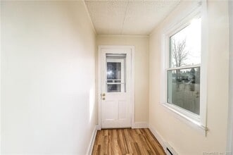 24 Elm St in New Milford, CT - Building Photo - Building Photo