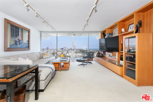 535 Ocean Ave in Santa Monica, CA - Building Photo - Building Photo