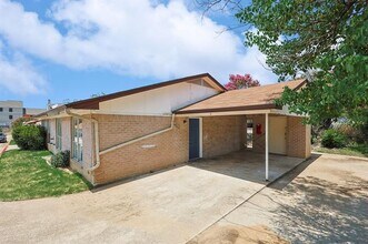 2637 W Randol Mill Rd in Arlington, TX - Foto de edificio - Building Photo