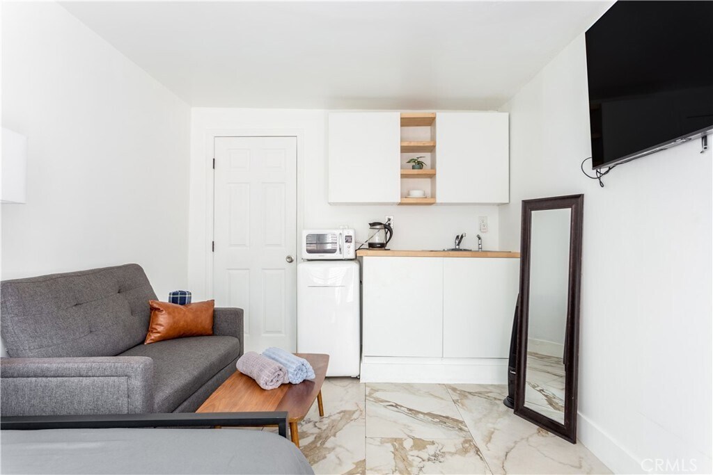 14818 Round Valley Dr in Los Angeles, CA - Building Photo