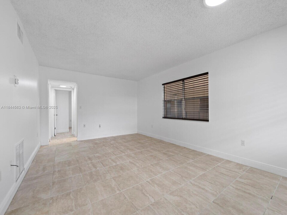 15391 S Dixie Hwy in Palmetto Bay, FL - Building Photo
