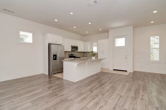 202 W Tribella Ct in Santa Ana, CA - Building Photo - Building Photo