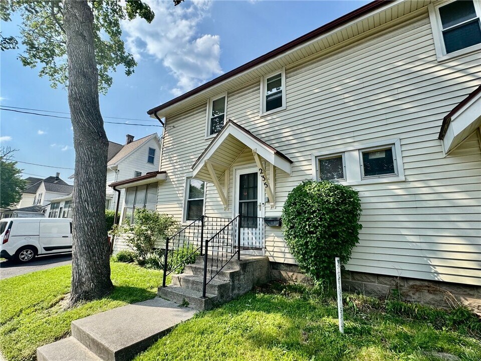 235 E Elm St in East Rochester, NY - Building Photo