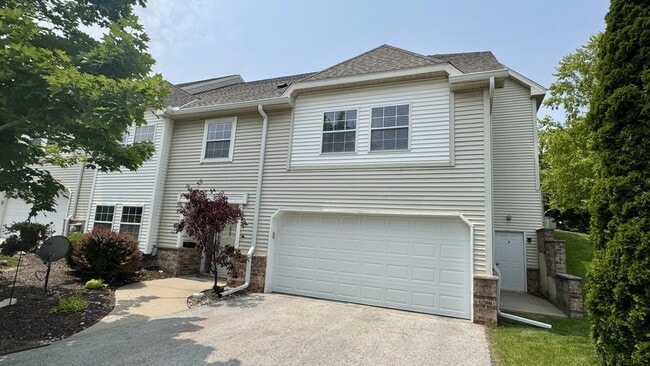 365 Jennifer Ln in Brookfield, WI - Building Photo - Building Photo