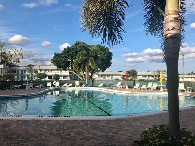 3240 Lake Osborne Dr in Lake Worth Beach, FL - Building Photo - Building Photo