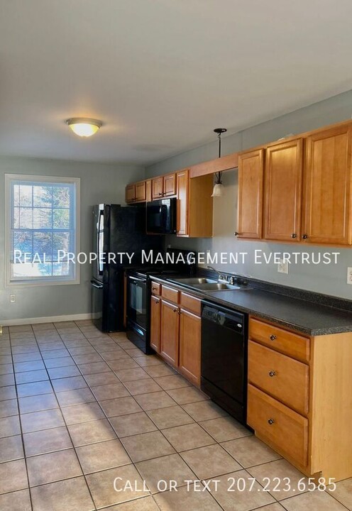 240 Cumberland St-Unit -1 in Westbrook, ME - Building Photo