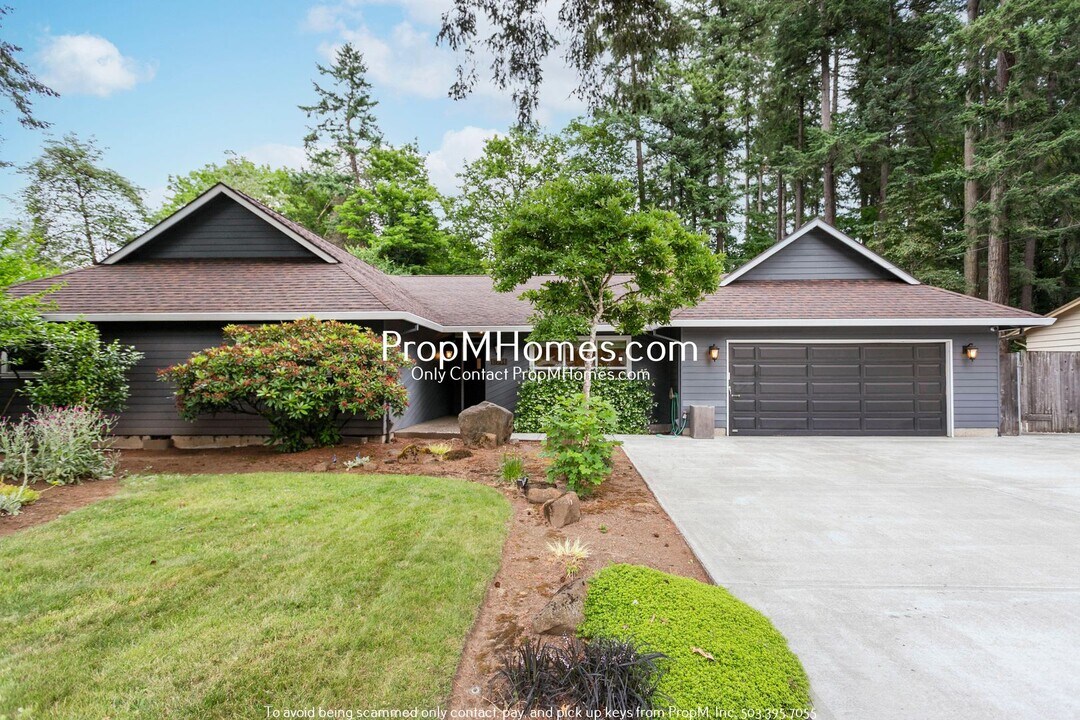17944 SW Tualata Ave in Lake Oswego, OR - Building Photo