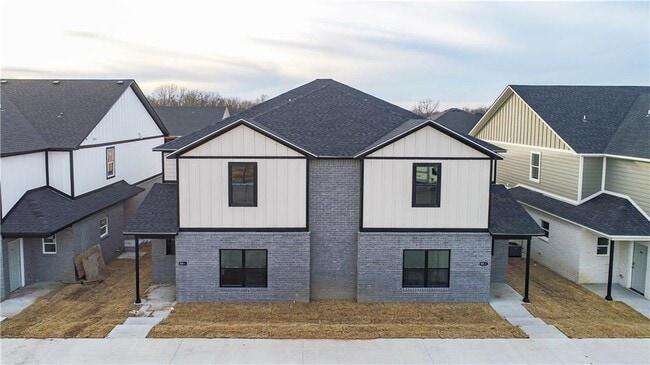 825 S Rupple Rd in Fayetteville, AR - Foto de edificio - Building Photo