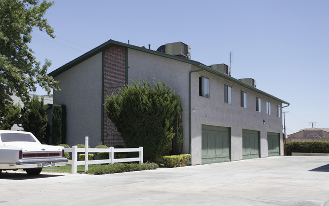 15120 Sequoia Ave in Hesperia, CA - Building Photo - Building Photo