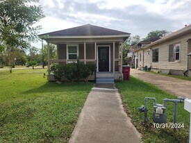 703 N Avenue B in Freeport, TX - Building Photo