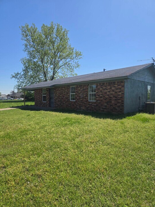 2700 Auburn Dr in Pine Bluff, AR - Building Photo