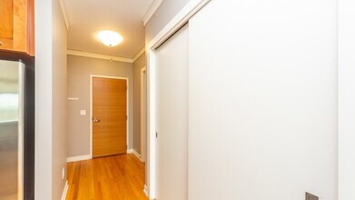 1570 Elmwood Ave, Unit 808 in Evanston, IL - Building Photo - Building Photo