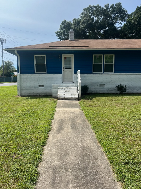 2101 Montclair Ave in Greenville, NC - Foto de edificio