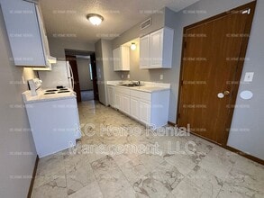 502 Sky Vue Dr in Raymore, MO - Building Photo - Building Photo