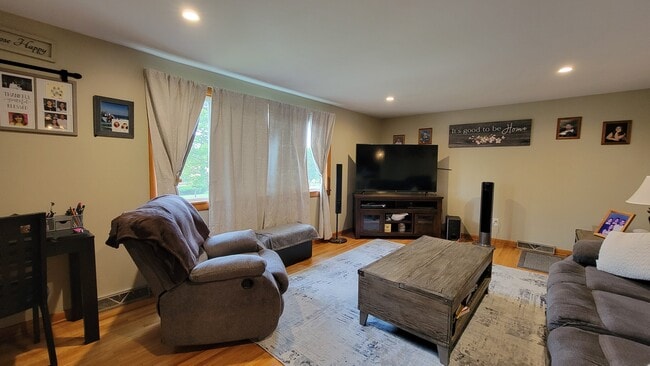 37 Sandy Ln, Unit Upper in Buffalo, NY - Foto de edificio - Building Photo