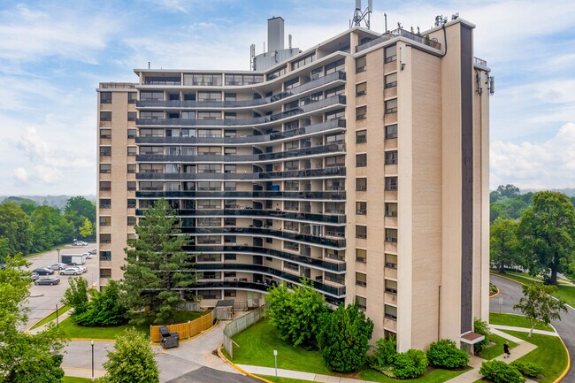 Royal Gate Apartments in Toronto, ON - Building Photo - Building Photo