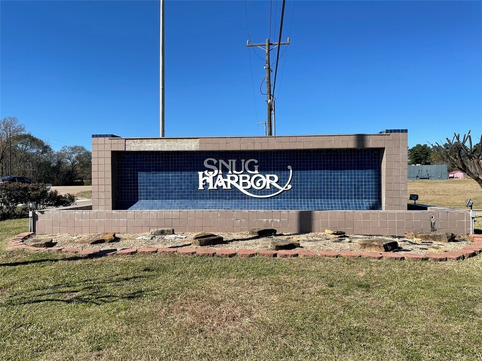 6107 Snug Harbor Blvd in Montgomery, TX - Building Photo