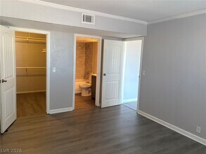 555 S Royal Crest Cir in Las Vegas, NV - Building Photo - Building Photo
