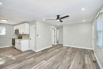 2921 Ravencroft Dr in Charlotte, NC - Building Photo - Building Photo