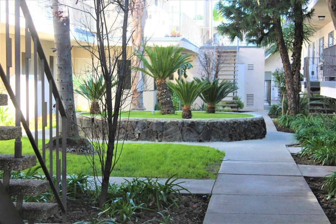 The Palms Apartments in Van Nuys, CA - Foto de edificio