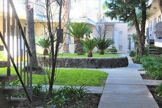 The Palms Apartments in Van Nuys, CA - Foto de edificio - Building Photo
