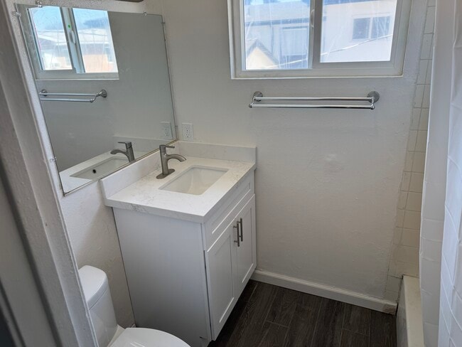 988 Valencia St, Unit 4 in Costa Mesa, CA - Building Photo - Building Photo