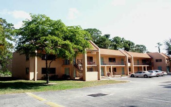 Palm Court at Wellington Apartments in Wellington, FL - Foto de edificio - Building Photo