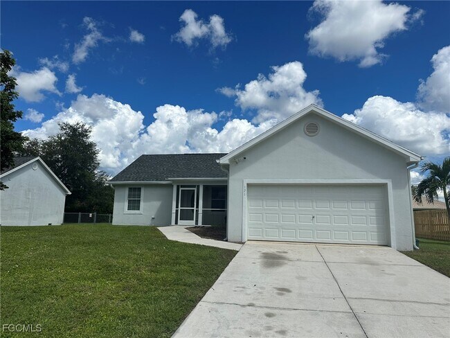 121 NE 11th Pl in Cape Coral, FL - Building Photo - Building Photo