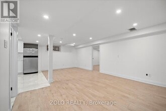 278 Alex Doner Dr in Newmarket, ON - Building Photo - Building Photo