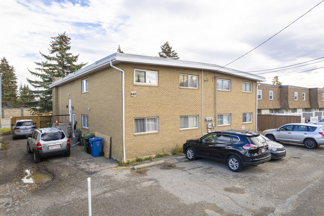 4415 Bow Trl SW in Calgary, AB - Building Photo