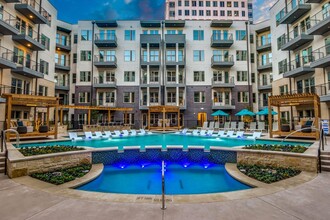 Luxia Gallery House in Farmers Branch, TX - Foto de edificio - Building Photo