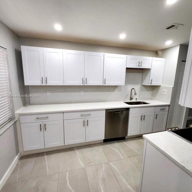 1335 NW 94th Way in Coral Springs, FL - Building Photo - Building Photo