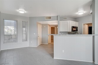 7189 S Durango Dr in Las Vegas, NV - Foto de edificio - Building Photo