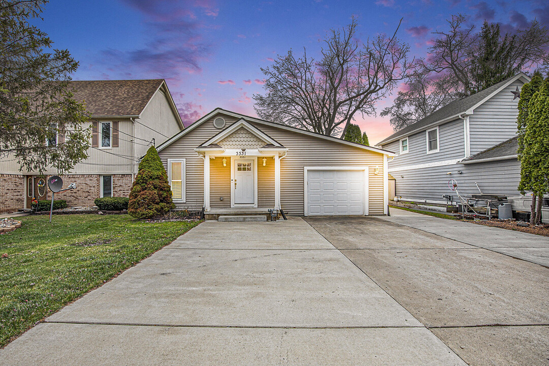 3331 Newton Rd in Commerce Township, MI - Building Photo