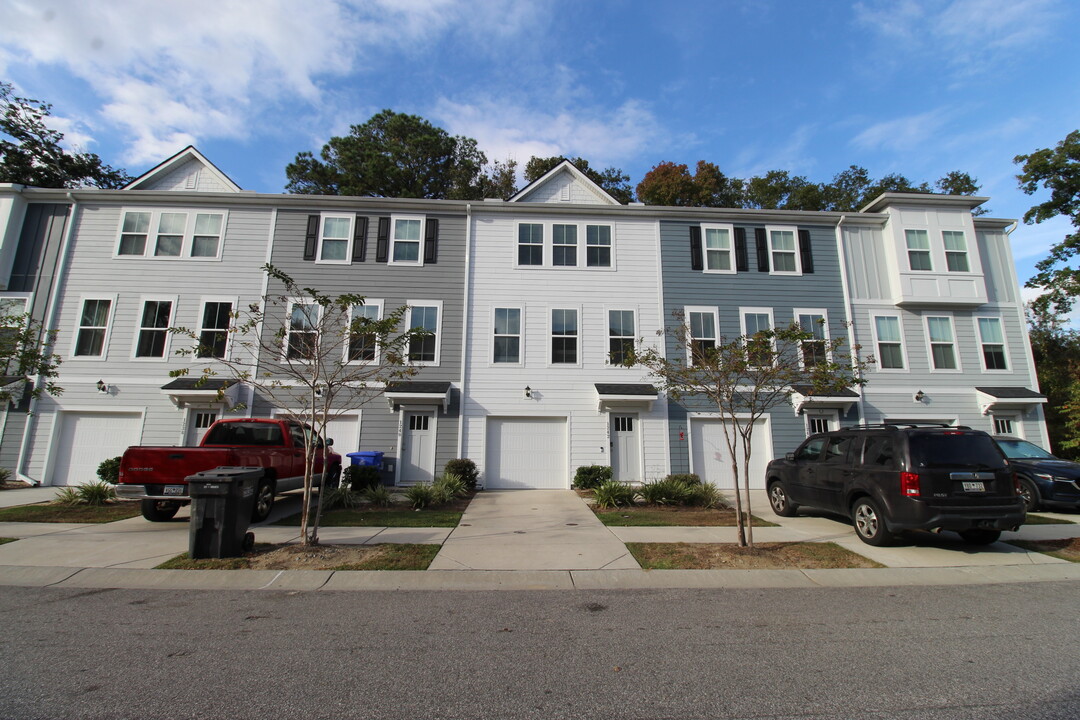 1242 Tice Ln in North Charleston, SC - Foto de edificio