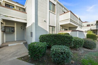 7401 Auburn Oaks Ct in Citrus Heights, CA - Building Photo - Building Photo