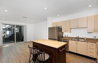 525 Eleventh Ave in San Diego, CA - Foto de edificio - Building Photo