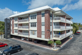 Village At Harbor Beach in Fort Lauderdale, FL - Building Photo - Primary Photo