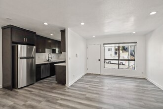 900 W College St in Los Angeles, CA - Building Photo - Building Photo