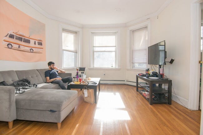 61 Thatcher St, Unit 2