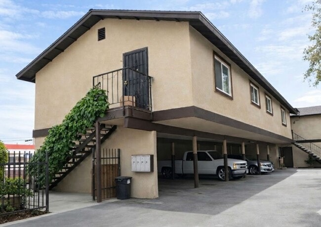 property at 1620 E Yale Ave